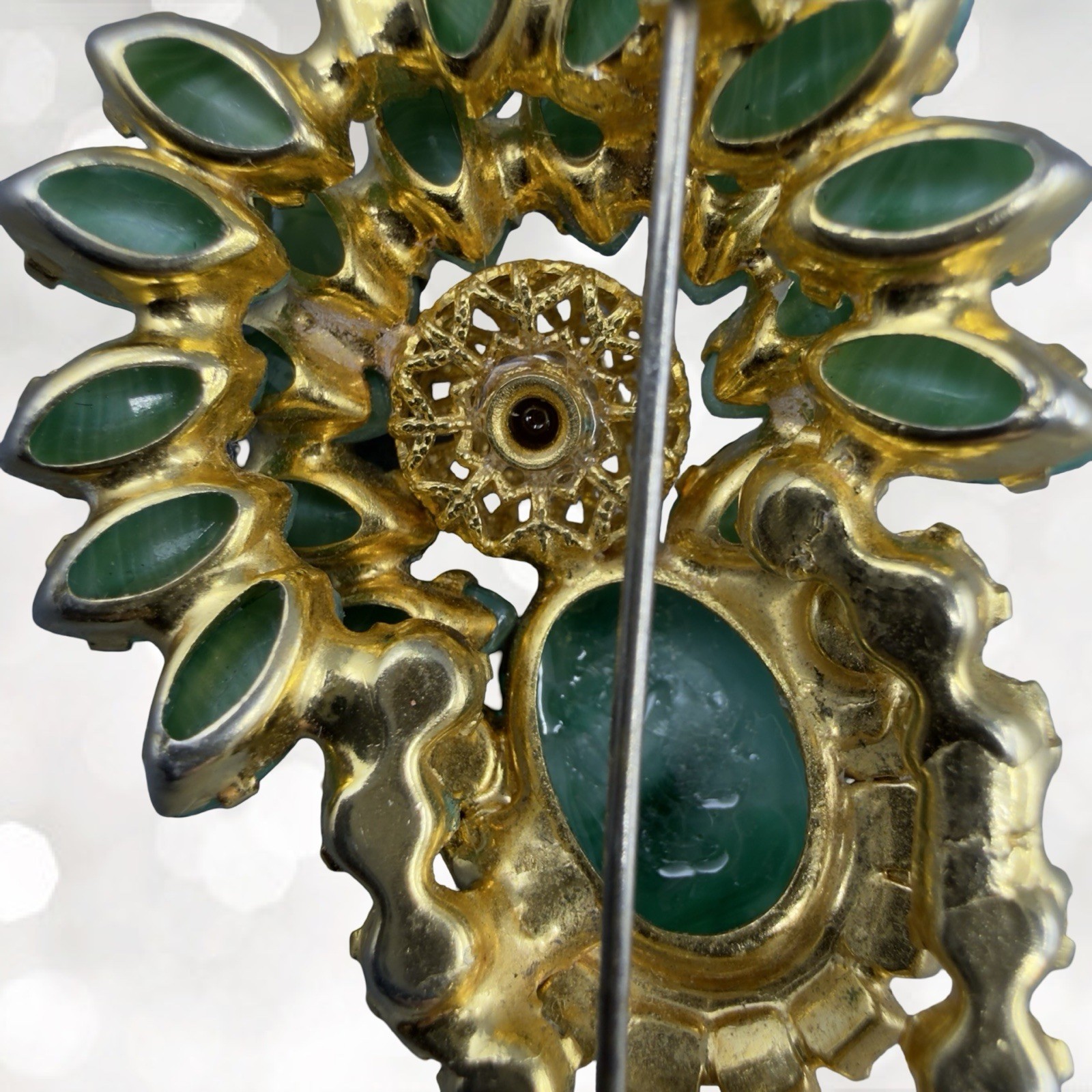 Vintage JULIANA BOOK PIECE 1965 Jade RHINESTONE Gold Filigree BROOCH Pin D&E