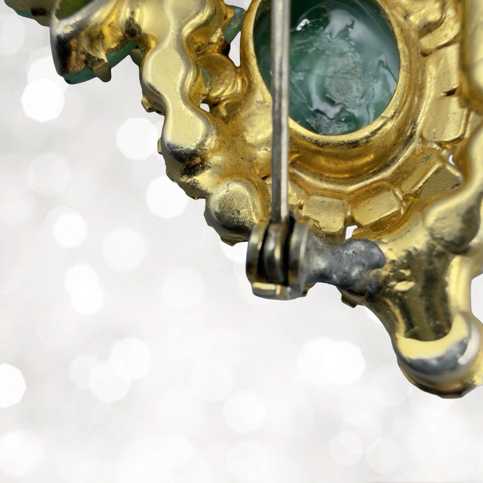Vintage JULIANA BOOK PIECE 1965 Jade RHINESTONE Gold Filigree BROOCH Pin D&E