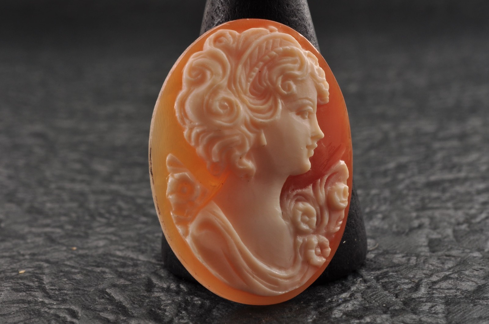 9 items , vintage shell cameo White and brown color (Total 323.0ct) with case.