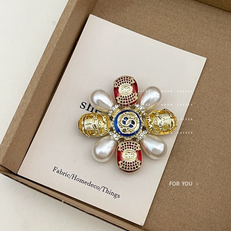 Women Vintage Brooches Pins Fashion Classic Retro Rhinestone Badges Corsage Gift