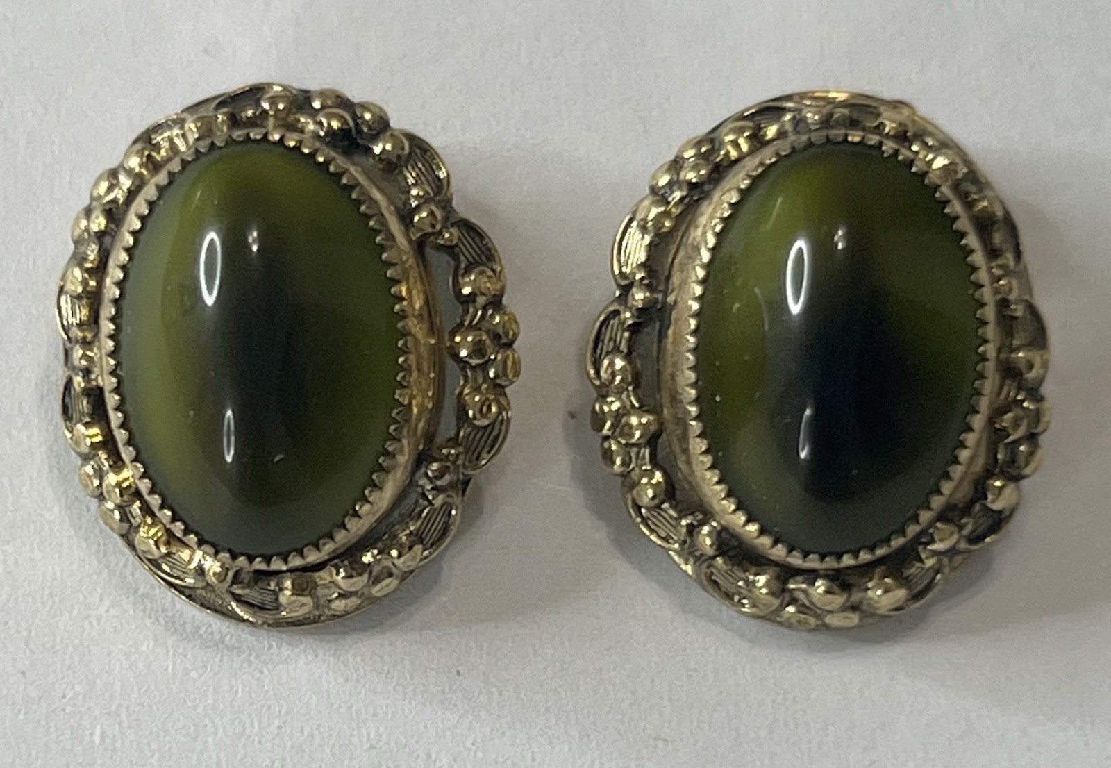 WHITING & DAVIS CO Green Cabochon Style Clip Earrings Gold Tone Vintage 3/4″