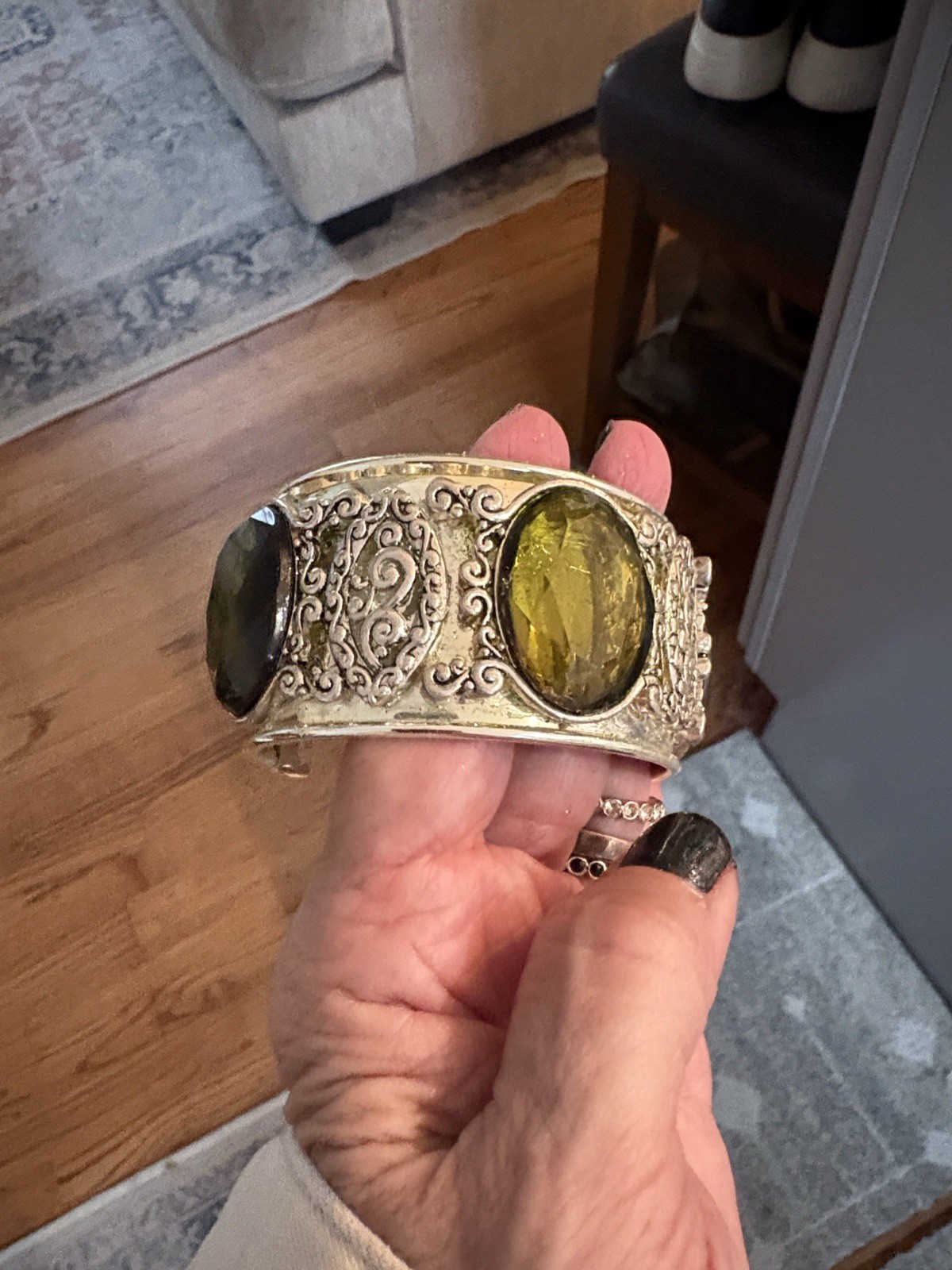 Vtg Silver Tone Hinged Bangle Bracelet Green Faceted Crystal Oval Etched Band