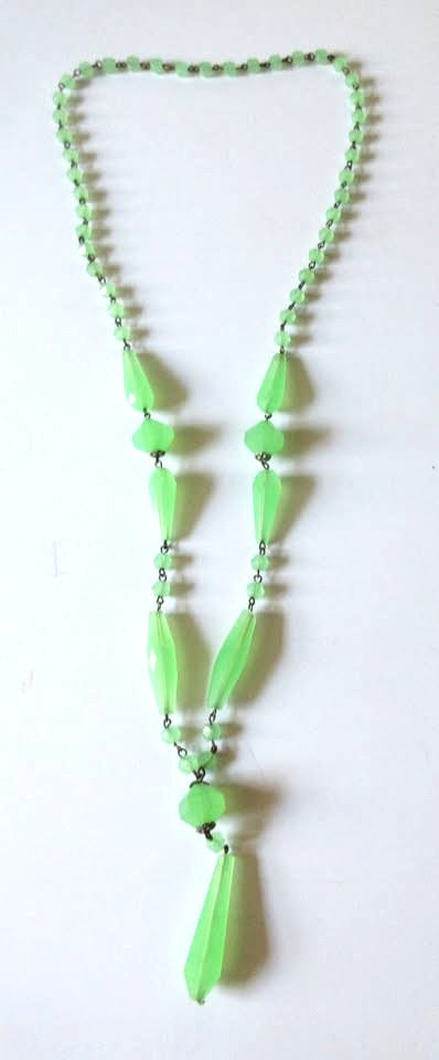 Vintage 34″ Czech Uranium Glass Flapper Necklace – Glows Under Black Light